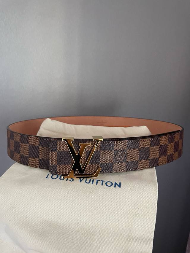 路易威登 标志性字母金属扣搭配经典棋盘格 老花 宽度40Mm