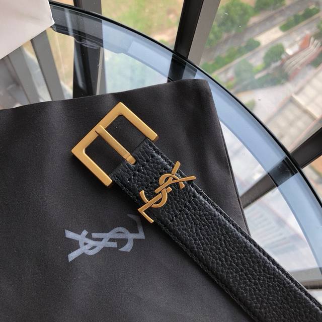 伊夫圣罗兰Ysl自诞生的那一刻起，就在人们心中留下了色彩缤纷.浪漫高雅的形象，经典而不落俗套是他的特征。圣罗兰Ysl这款3.0Cm女款腰带复古精工雕花金属扣将复