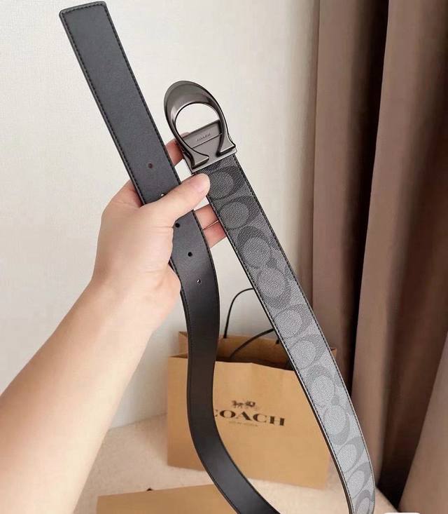 这款蔻驰腰带送男友安利一万次都不嫌多 超棒的枪色扣头，很有质感，旋转扣头也可以自己剪短。送人买长点也没关系。安利 安利