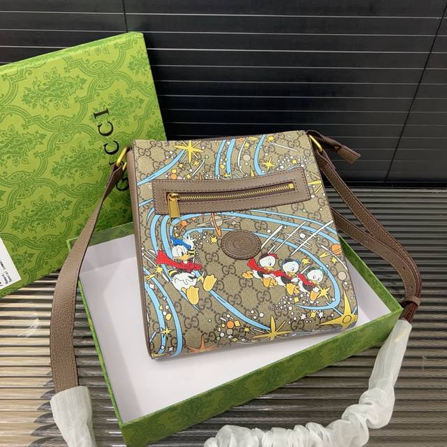 Gucci 古奇 印花Gg斜挎包 单肩包 实物拍摄 原厂原版面料 配送礼盒 21 X 24 Cm。