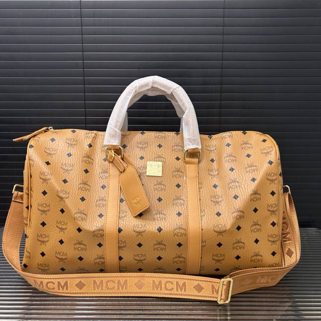 Mcm 印花Logo手提袋 机场包 手提斜挎旅行袋行李包 经典百搭 实物拍摄 原厂原版面料 高端品质 配送防尘袋 50 X 28 Cm。