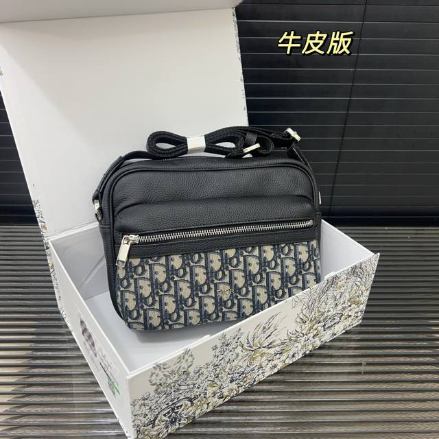 Dior 迪奥 牛皮版 Rider 2.0 可调节肩带拉链开合 皮革拼粒面小牛皮 邮差包单肩斜挎包 男款 黑色 明星单品 采用优质原厂材质 高端品质 配送礼盒 Dior 迪奥 牛皮版 Rider 2.0 可调节肩带拉链开合 皮革拼粒面小牛皮 邮差包单肩斜挎包 男款 黑色 明星单品 采用优质原厂材质 高端品质 配送礼盒