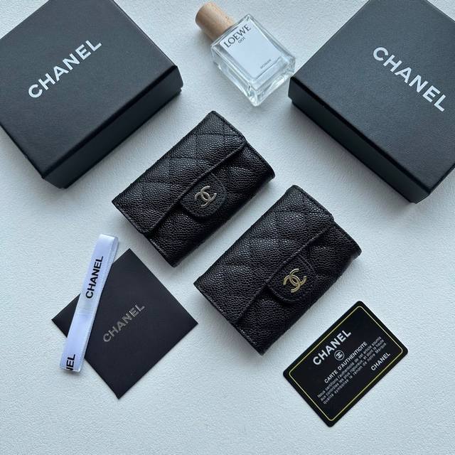 颜色 黑金 黑银尺寸 10X5新款Cf卡包对版，小红书主推款，牛皮鱼子酱。