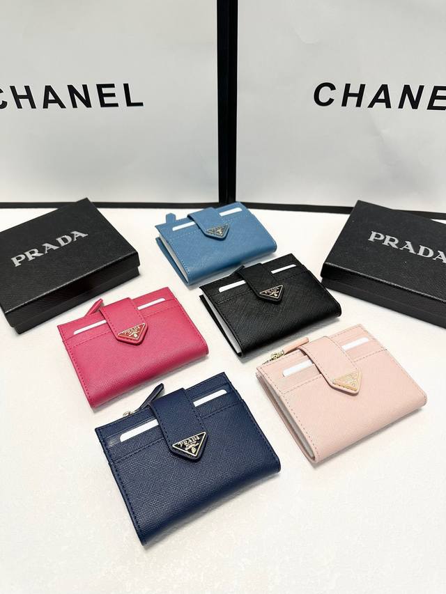 颜色 黑 玫红 浅蓝 深蓝尺寸 10X9普拉达纯皮卡包 超级自留。两用卡包钱包多卡位钞票位 特别实用 颜色 黑 玫红 浅蓝 深蓝尺寸 10X9普拉达纯皮卡包 超级自留。两用卡包钱包多卡位钞票位 特别实用