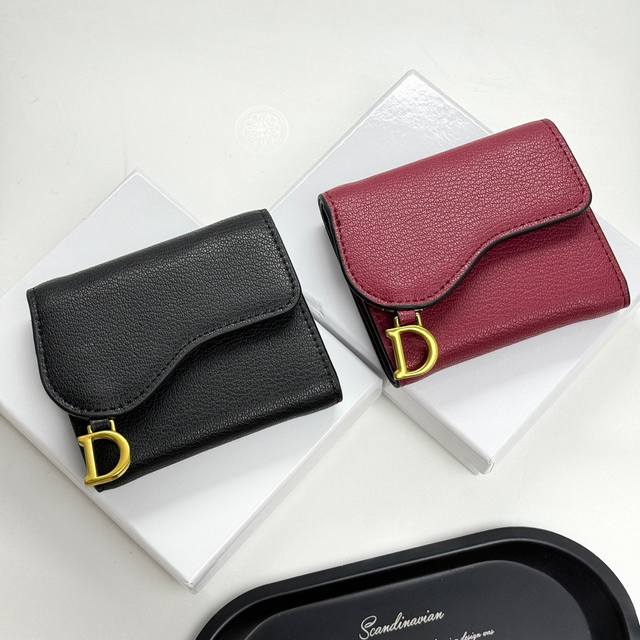 Dior 0613颜色 黑色 枣红 尺寸 11*10*2 Dior专柜最新款火爆登场！采用头层牛皮，做工精致， 媲美专柜！多功能小卡包，超级实用！