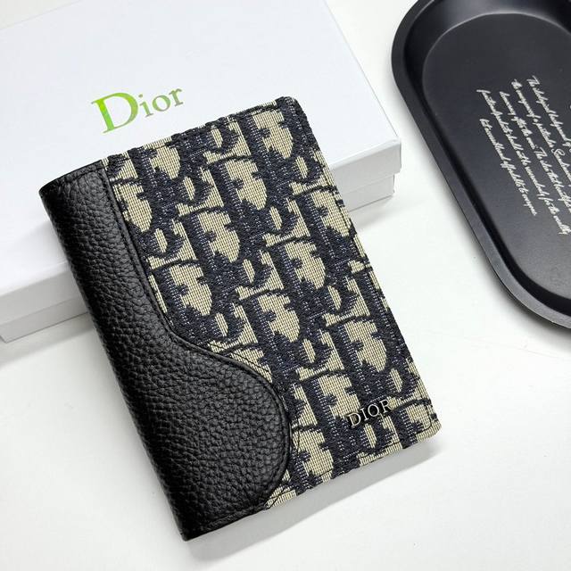 Dior D47颜色 黑色尺寸 10*14*2.5 Dior专柜秋冬新款火爆登场!这款30Montaigne护照套经典,采用蓝色提花面料,Oblque印花装饰, Dior D47颜色 黑色尺寸 10*14*2.5 Dior专柜秋冬新款火爆登场!这款30Montaigne护照套经典,采用蓝色提花面料,Oblque印花装饰,