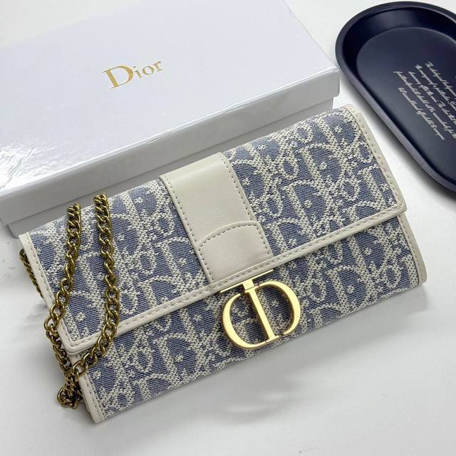 Dior 621665颜色 黑色 白色尺寸 19*10.5*3.5Dior 专柜同步，可肩背专柜品质顶级进口牛皮 海外订制钥匙扣五金 做工油边精湛