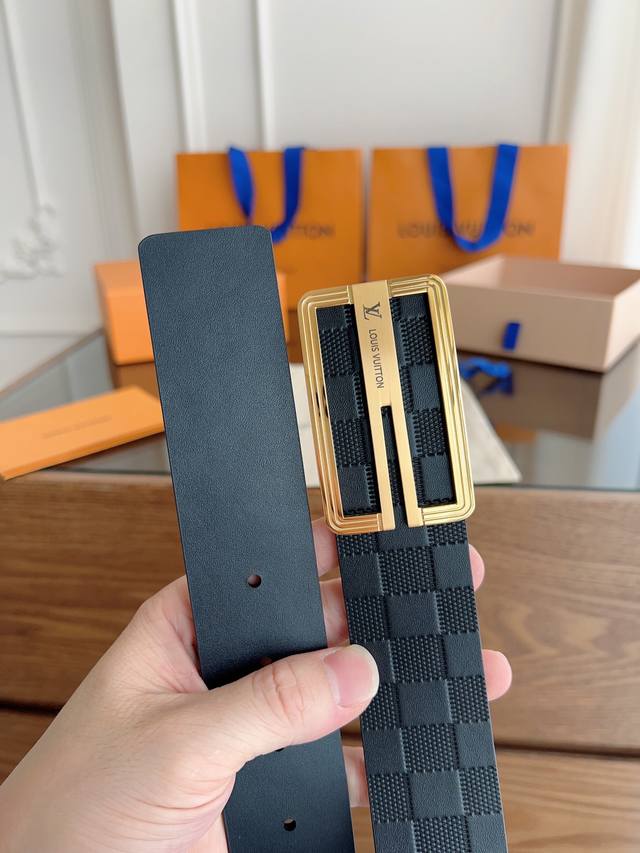 路易威登 原单货品，宽度3.8Cm 双面头层棋盘格压纹 柔软皮料。 双面可用，精细做工，品质好货。 扣头：不锈钢扣 金色 银色 码数：100-125Cm