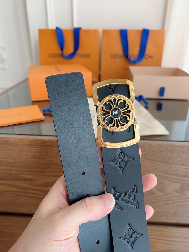 路易威登 原单货品,宽度3.8Cm 双面头层老花压纹 柔软皮料。 双面可用,精细做工,品质好货。 扣头:不锈钢扣 金色 银色 码数:100-125Cm 路易威登 原单货品,宽度3.8Cm 双面头层老花压纹 柔软皮料。 双面可用,精细做工,品质好货。 扣头:不锈钢扣 金色 银色 码数:100-125Cm