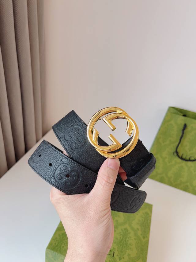 古家 Guc* 高端商务百搭腰带 自用送礼的绝佳之选！ 经典双G扣设计 灵感源自70年代典藏元素，金属光泽扣头搭配互锁G细节，吸睛却不张扬，轻松提升整体质感。