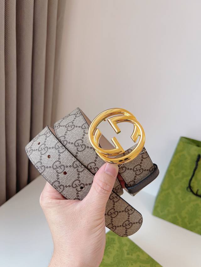 古家 Guc* 高端商务百搭腰带 自用送礼的绝佳之选！ 经典双G扣设计 灵感源自70年代典藏元素，金属光泽扣头搭配互锁G细节，吸睛却不张扬，轻松提升整体质感。