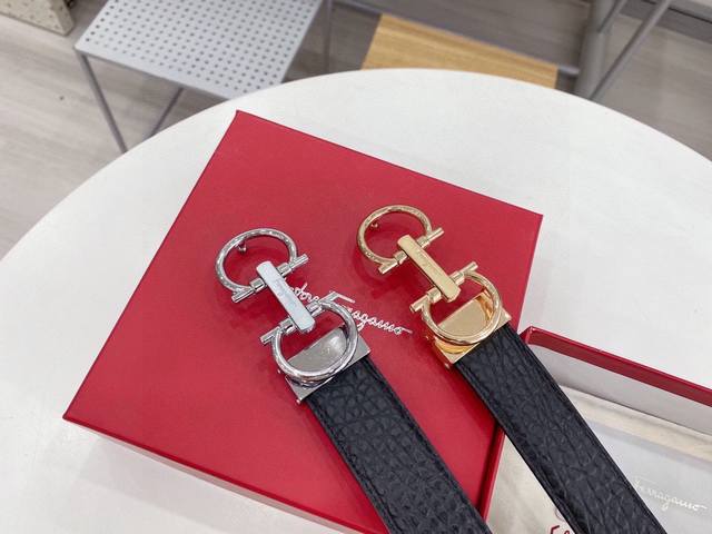 菲拉格慕 通用大爆款 宽度:3.5厘米 专柜臻至精品 双色正品美到不敢直视 纹路清晰 手感细腻 软硬耐用 简约而不简单 双面可用 众多大咖明星追捧的一款 上身效 菲拉格慕 通用大爆款 宽度:3.5厘米 专柜臻至精品 双色正品美到不敢直视 纹路清晰 手感细腻 软硬耐用 简约而不简单 双面可用 众多大咖明星追捧的一款 上身效