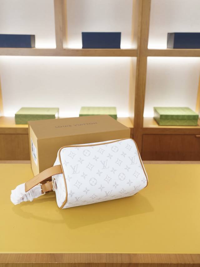 Lv 路易威登 官网同步 高版本 手拿包 全球轰抢单品 原单牛皮制作 质感超好 日常出门经典百搭 一眼万年的款式 非市面普通货 贸易公司订单货 配折叠盒包装等.