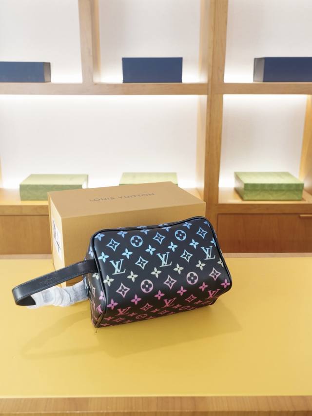 Lv 路易威登 官网同步 高版本 手拿包 全球轰抢单品 原单牛皮制作 质感超好 日常出门经典百搭 一眼万年的款式 非市面普通货 贸易公司订单货 配折叠盒包装等.