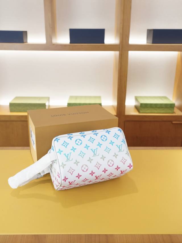 Lv 路易威登 官网同步 高版本 手拿包 全球轰抢单品 原单牛皮制作 质感超好 日常出门经典百搭 一眼万年的款式 非市面普通货 贸易公司订单货 配折叠盒包装等.