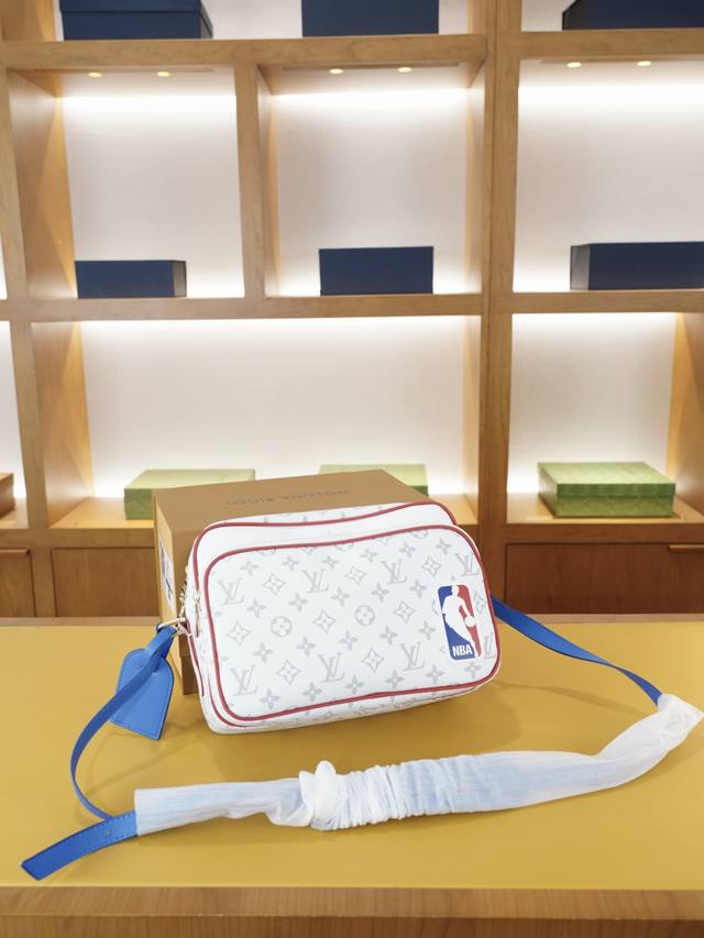 路易威登 官网同步 高版本 斜挎单肩背包 永恒不过时的标志性产品 纯原单小牛皮 顶级五金制作 非市面普通版本 今年Lv最爱的款式 全部实拍 实用性非常高 完全不