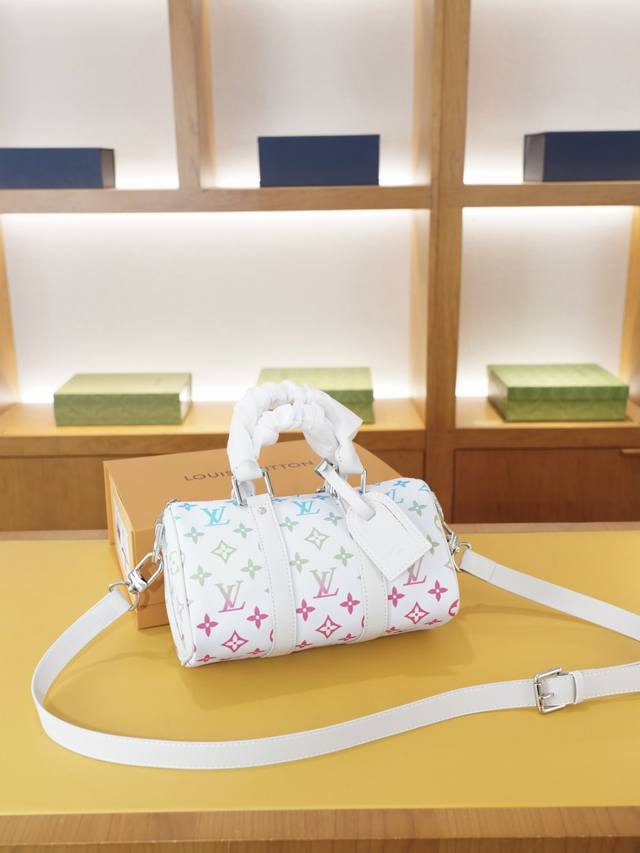 路易威登 官网同步 高版本 斜挎单肩背包 永恒不过时的标志性产品 纯原单小牛皮 顶级五金制作 非市面普通版本 今年Lv最爱的款式 全部实拍 实用性非常高 完全不