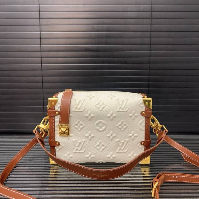Louisvuitton 路易威登 Lv Trunk 丹宁牛仔布男女通用手提单肩斜挎包 经典百搭 实物拍摄 配送防尘袋 礼盒 24 X 16 Cm
