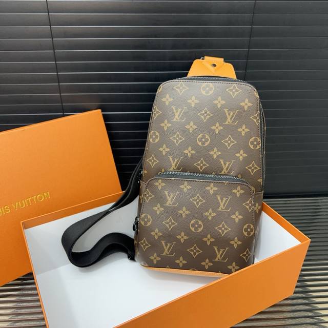 Louisvuitton 路易威登 Lv Avenue系列胸包 牛皮斜挎包 男女通用单肩包 经典百搭 实物拍摄 原厂原版面料 配送防尘袋 32 X 21 Cm。