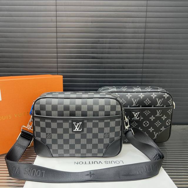 Louisvuitton 路易威登 Lv 印花斜挎包 相机包 男女通用斜挎包 单肩包 经典百搭 实物拍摄 原厂原版面料 配送防尘袋 25 X 20 Cm。