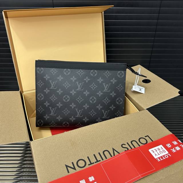 Louisvuitton 路易威登 Lv Pochette Voyage 手袋男士手拿包 洗漱包 实物拍摄 原厂原版面料 配送 礼盒 27 X 21 Cm。