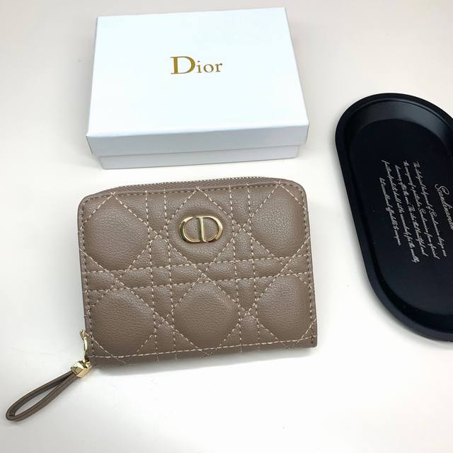 Dior 928颜色 黑色 灰色尺寸 12*9*5 Dior 专柜最新款火爆登场！采用进口牛皮，做工精致， 媲美专柜！多功能小钱包，内隔丰富，超级实用！