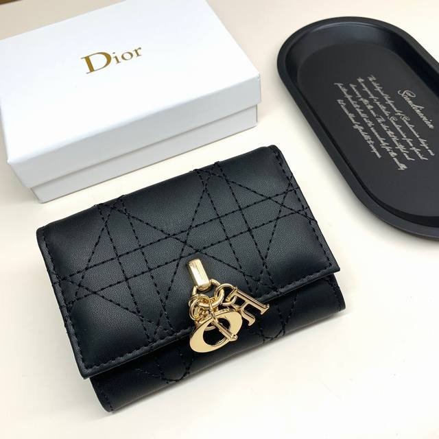 Dior 923颜色 黑色 兰色尺寸：11*8.5*3Dior 专柜最新款出货！这款迷你 Lady Dior 钱包设计精巧，空间宽敞。黑色羊皮革饰以藤格纹缉面线