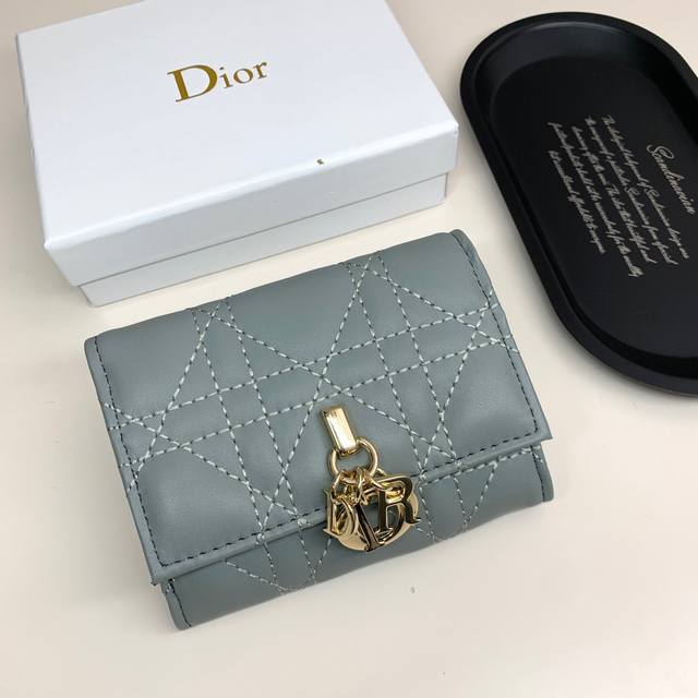 Dior 923颜色 黑色 兰色尺寸:11*8.5*3Dior 专柜最新款出货!这款迷你 Lady Dior 钱包设计精巧,空间宽敞。黑色羊皮革饰以藤格纹缉面线 Dior 923颜色 黑色 兰色尺寸:11*8.5*3Dior 专柜最新款出货!这款迷你 Lady Dior 钱包设计精巧,空间宽敞。黑色羊皮革饰以藤格纹缉面线