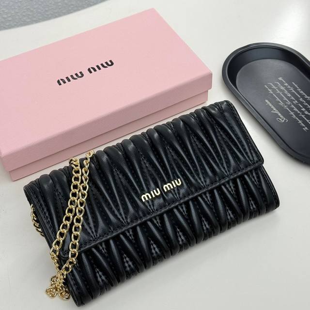 Miumiu 9886颜色 黑色 粉色 红色 尺寸 19*10.5*3.5Miumiu专柜最新款！专柜爆款热力来袭，经典提花压纹设计，釆用顶级进口小羊皮，皮质细
