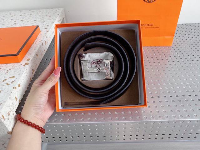 爱马仕进口意大利最新原单新款专柜限量上市 娱乐周刊主推款精钢扣 永不褪色 原版的质量 堪比正品质量 系就系正品腰带 带身采用优质原版皮辅以卓越高超的现代技术充分