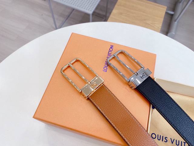 路易威登针扣 为全球最大的高级时尚控股公司以传统手工设计和款式新颖誉满全球 此款采用纯牛皮名师制作 双面可用 随心驾驭[奸笑] 附带原版包装 宽度3.4厘米