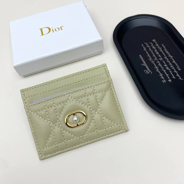 型号 7524颜色 黑色 杏色尺寸 10*7.5 专柜同步最新款出货！采用里外头层小牛皮 ，做工精致，超多卡位，超薄款设计，携带方便！