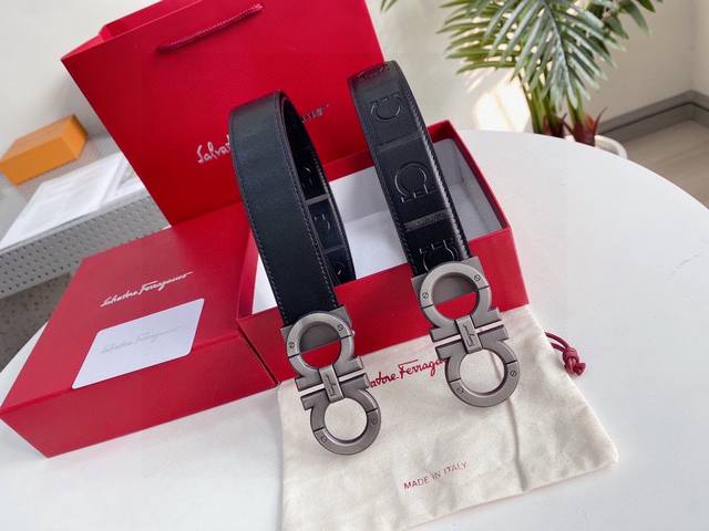 菲拉格慕 通用款 宽度：3.4Cm新款纯牛皮 搭配新款大气精致扣头追求高端 品味的体现Iphone实物实拍上身效果超好