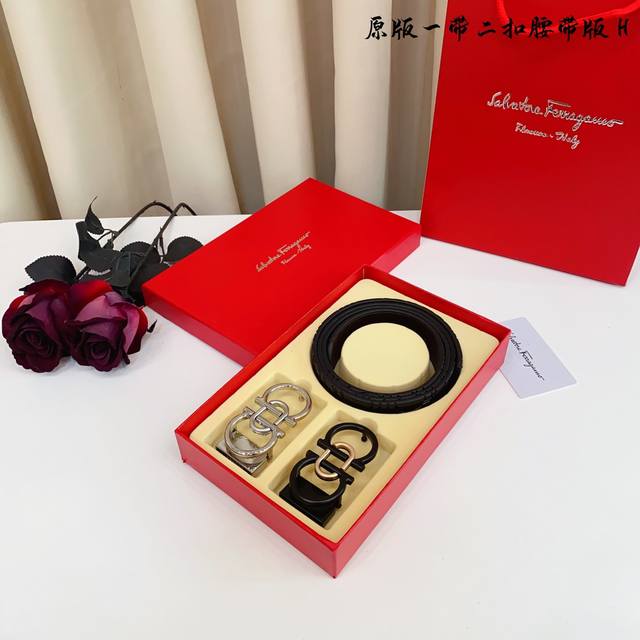 1带1扣 1带2扣 菲拉F家 双扣版 1带2扣 正版开模 此款腰带双面采用原厂牛皮带身，精密电镀标志性五金搭扣 对版专柜。3.5Cm 如需木盒40