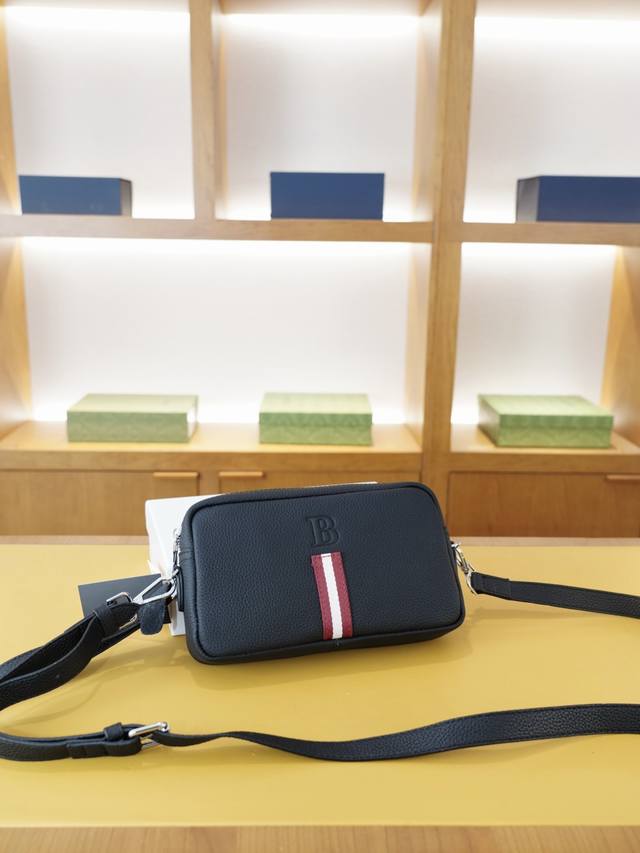 巴利 官网同步 高版本 手拿包 斜挎单肩背包两用 永恒不过时的标志性产品 纯原单小牛皮 顶级五金制作 非市面普通版本 今年Bally最爱的款式 全部实拍 实用性 巴利 官网同步 高版本 手拿包 斜挎单肩背包两用 永恒不过时的标志性产品 纯原单小牛皮 顶级五金制作 非市面普通版本 今年Bally最爱的款式 全部实拍 实用性