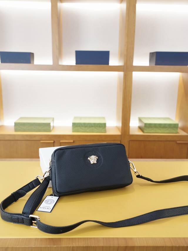 范思哲 官网同步 高版本 手拿包 斜挎单肩背包两用 永恒不过时的标志性产品 纯原单小牛皮 顶级五金制作 非市面普通版本 今年Versace最爱的款式 全部实拍