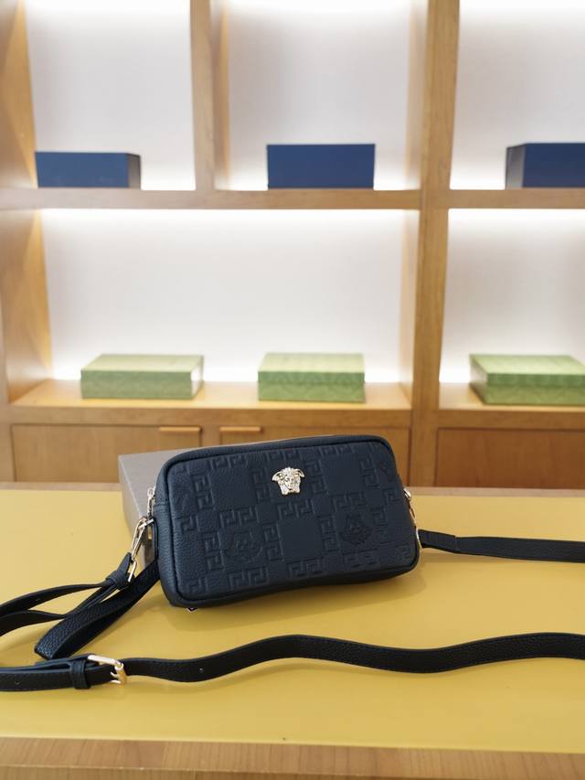 范思哲 官网同步 高版本 手拿包 斜挎单肩背包两用 永恒不过时的标志性产品 纯原单小牛皮 顶级五金制作 非市面普通版本 今年Versace最爱的款式 全部实拍