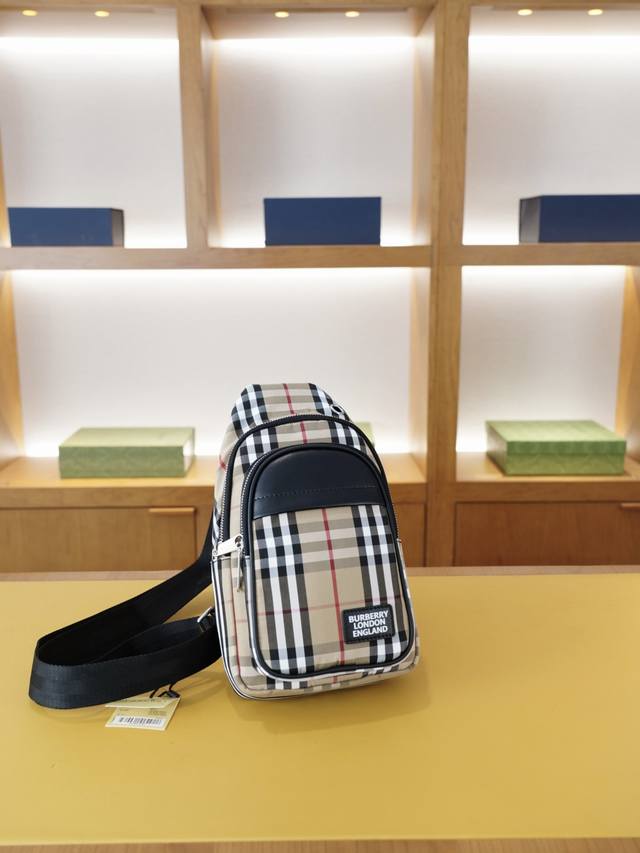 巴宝莉 官网同步 高版本 胸包 永恒不过时的标志性产品 纯原单布料 顶级五金制作 非市面普通版本 今年Burberry家最爱的款式 全部实拍 实用性非常高 完全
