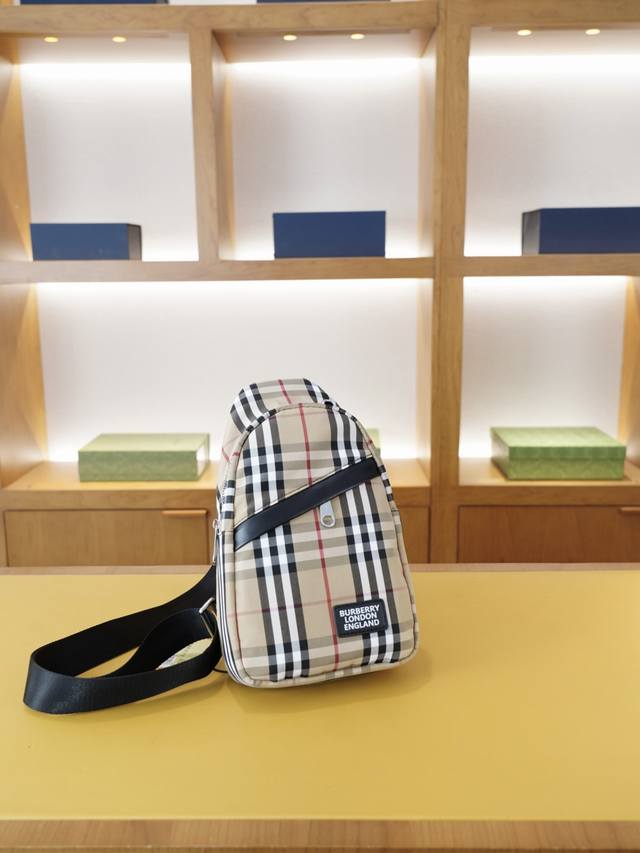 巴宝莉 官网同步 高版本 胸包 永恒不过时的标志性产品 纯原单布料 顶级五金制作 非市面普通版本 今年Burberry家最爱的款式 全部实拍 实用性非常高 完全