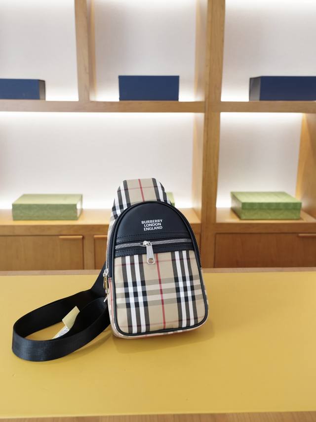 巴宝莉 官网同步 高版本 胸包 永恒不过时的标志性产品 纯原单布料 顶级五金制作 非市面普通版本 今年Burberry家最爱的款式 全部实拍 实用性非常高 完全