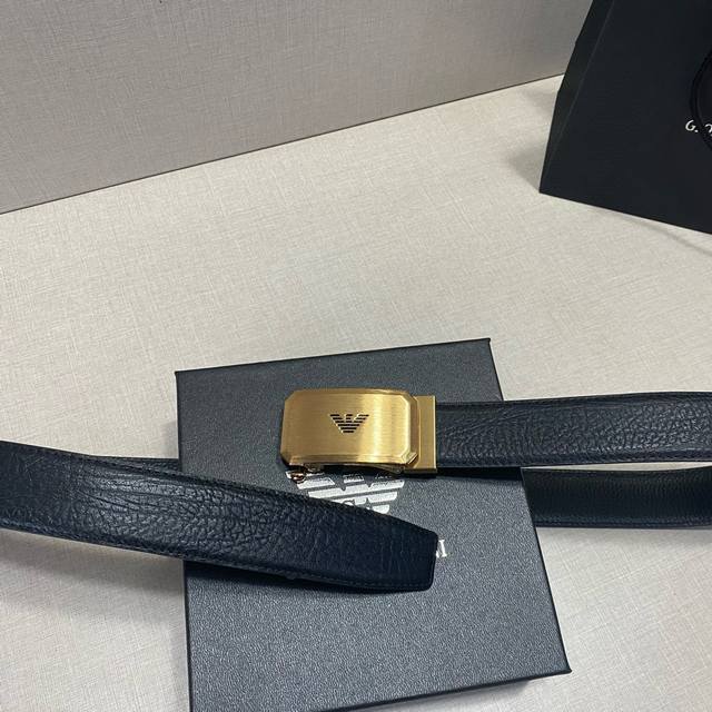 品牌：阿玛尼Armani。 等级：头层牛皮、经典爆款专柜在售、油边精致 电脑车线 实物拍摄无修饰 上身效果极好 送礼自用首选配全套专柜包装 扣头：广州原版扣自动