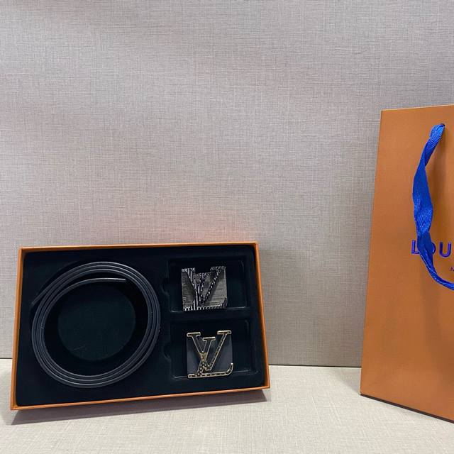 宽度38Mm经典与奢华的融合一Lv皮带 在追求时尚与品味的今天，一款精致的皮带不仅能够彰显个人魅力，更是细节中展现品味的关键。Lv皮带，以其独特的设计、卓越的品