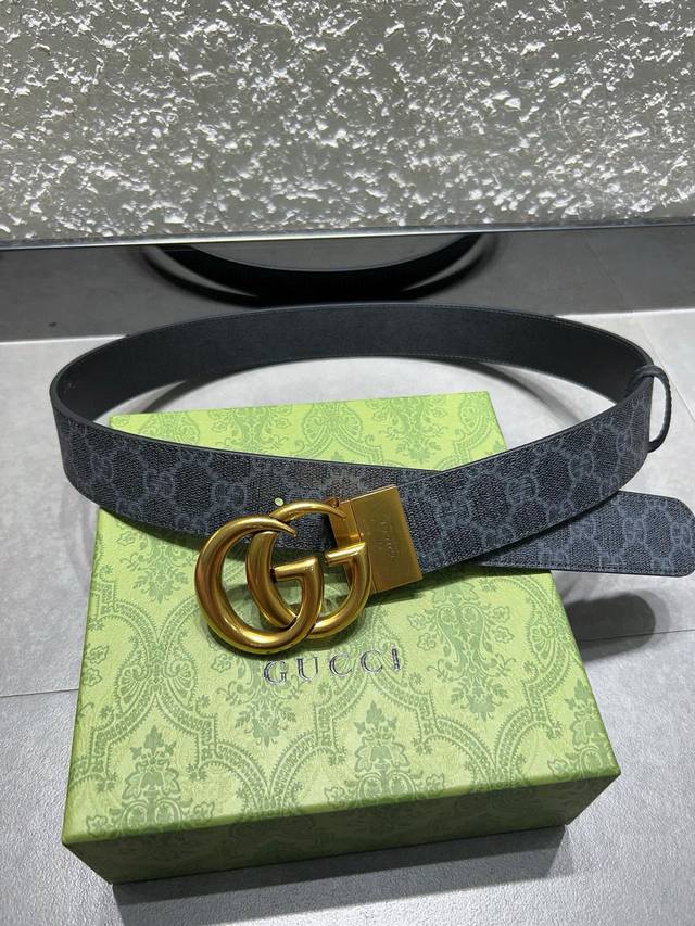 Gucci 3.5Cm高级人造帆布双面印花，双面使用配旋转扣，一侧为Gucci Signature皮革，反面一侧为单色皮革。