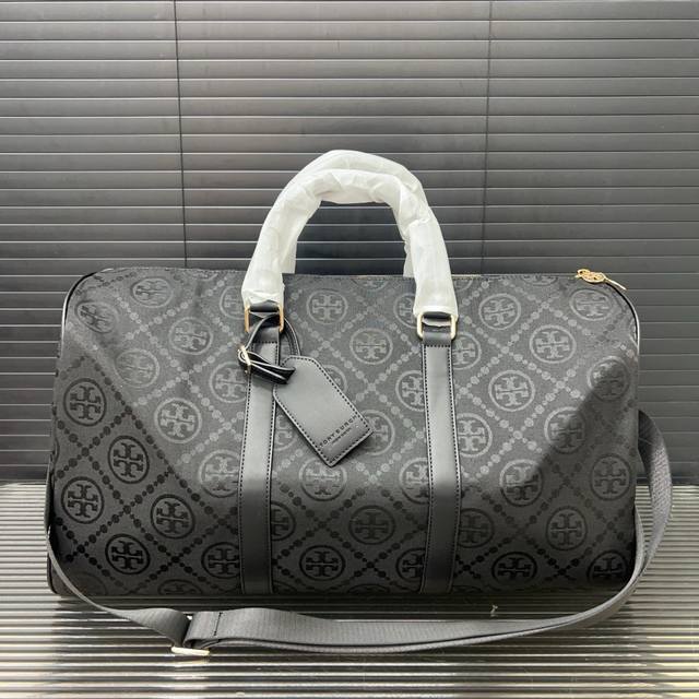 Tory Burch 托里伯奇 男士包 印花旅行袋 机场包 手提袋 经典百搭 实物拍摄 原厂原版面料 高端品质 配送防尘袋 50 X 27 Cm。 Tory Burch 托里伯奇 男士包 印花旅行袋 机场包 手提袋 经典百搭 实物拍摄 原厂原版面料 高端品质 配送防尘袋 50 X 27 Cm。