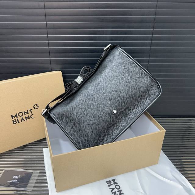 Montblanc 万宝龙 牛皮斜挎背包 单肩包 经典百搭 实物拍摄 原厂原版面料 高端品质 配送防尘袋 30 X 20 Cm。