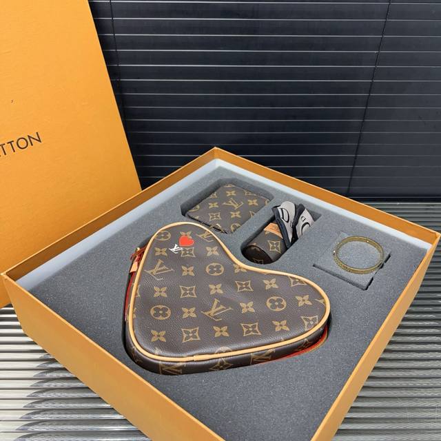 Louisvuitton 路易威登 四件套套盒 精品百搭款 送礼必备 高品质 配送礼盒