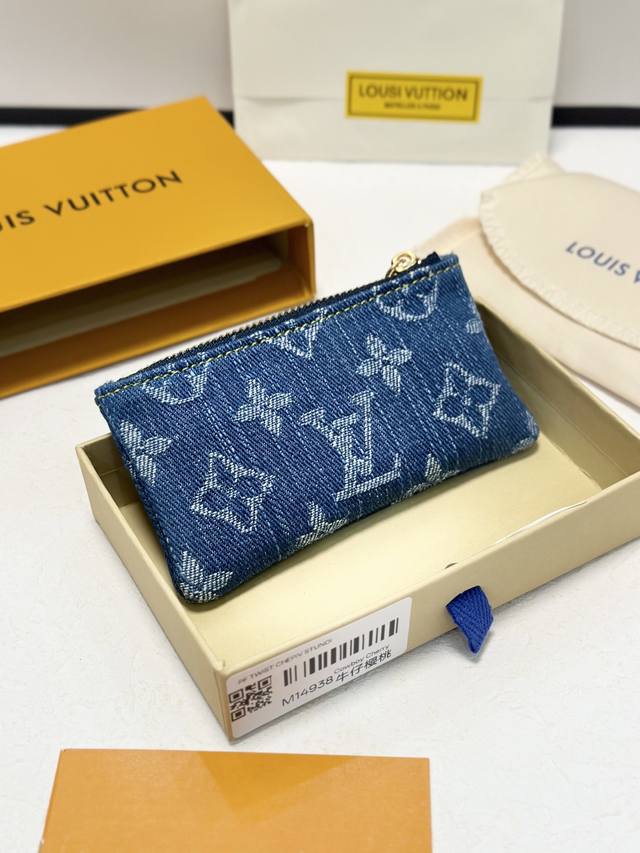 颜色 蓝尺寸 12X7X1.5实拍樱桃牛仔布“Pochette Cle 卡片钥匙包”采用石洗交织字母牛仔布制成，搭配鞣制皮革饰边和金色金属配件。它不仅可以用作钥