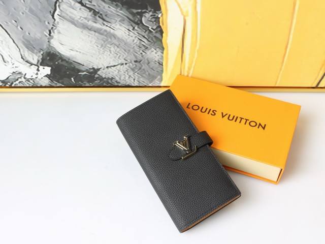 颜色 黑 老花 卡其尺寸 19X10型号 M81367 M81330 Lv 垂直钱包采用柔软的粒面 Taurillon 皮革制成，外观优雅。内部采用对比色衬里，