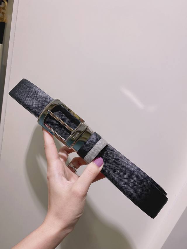 普拉达 Prada 是意大利奢侈品牌，独特的设计结合了流行简约与优雅的气质，完美地衬托出Prada优秀的产品。风格独树一帜！35Mm宽度。
