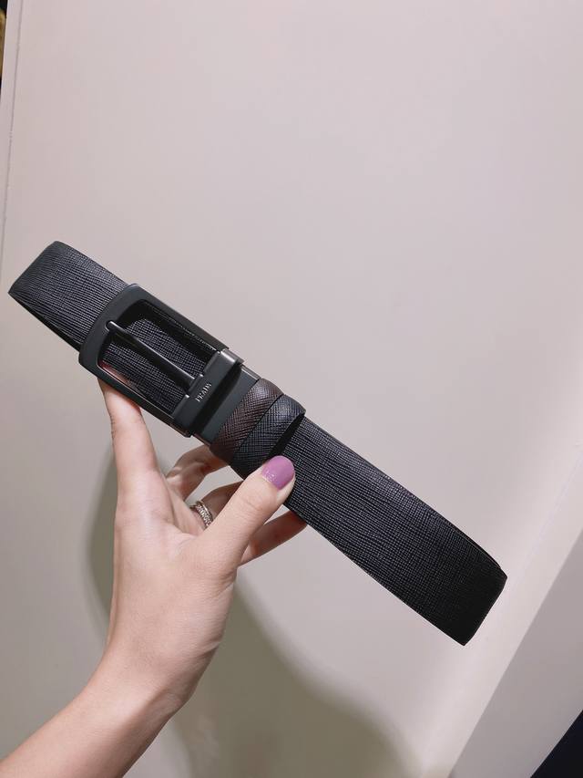 普拉达 Prada 是意大利奢侈品牌，独特的设计结合了流行简约与优雅的气质，完美地衬托出Prada优秀的产品。风格独树一帜！35Mm宽度。